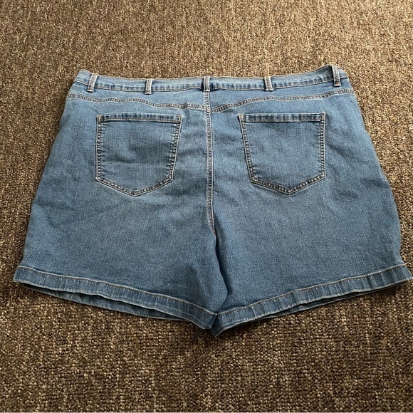 Gloria Vanderbilt Shorts Women’s Plus Size 24W Amanda Blue Jean Medium Wash - Picture 2 of 14
